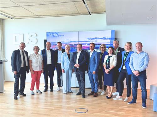 Gruppenfoto (v.l.n.r.): Prof. Dr. Martin Faulstich (TU Dortmund), Prof. Dr. Edeltraud Vomberg (HSD), Reinhard Müller (EUREF AG), Lars Redeligx (Düsseldorf Airport), Clara Gerlach (Bürgermeisterin Düsseldorf), Oliver Krischer (NRW-Minister für Umwelt, Naturschutz und Verkehr), Markus Holzke (Spie) , Antje Wiedemuth (Spie), Rocio de la Cruz Garcia (Spie), Michael Kuhnert (Schneider Electric), Dr. Constanze Blattmann (Spie), Prof. Dr. Martin Schlösser (HSD)